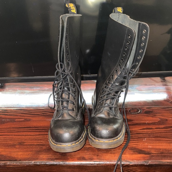 Dr. Martens Shoes - MENS US 8 Black Lace-Up Combat Boots - Doc Marten